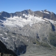 Nejvy hora Zillertlek Hochfeiler 3509m uprosted,vpravo Hochferner Spitze 3470m.